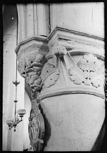 Intérieur : chapiteau du pilier nord de la nef, feuillages