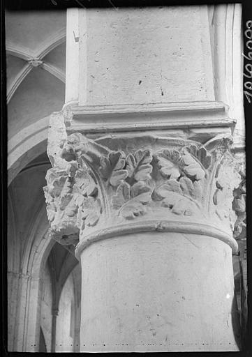 Intérieur : chapiteau du pilier sud de la nef, feuillages