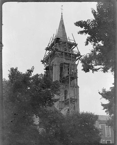 Clocher en cours de restauration : échafaudages