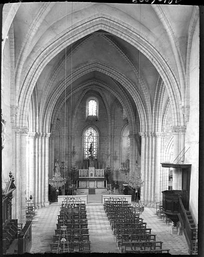 Intérieur : la nef vers le choeur