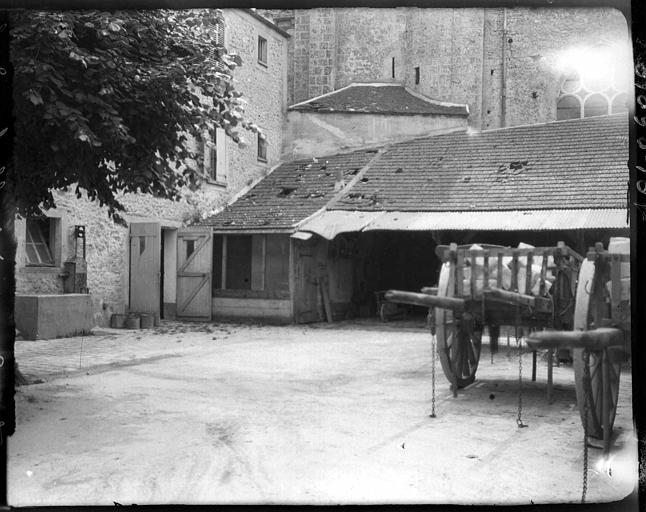 Bâtiment voisin de l'église après le coup de foudre de juin 1915