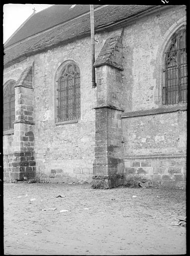 Façade latérale, fenestrage et contreforts