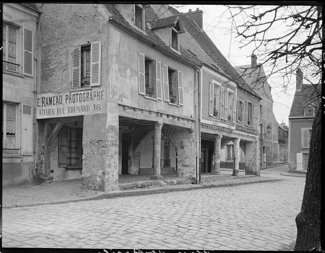 Place du marché, maisons en surplomb d'une galerie extérieure