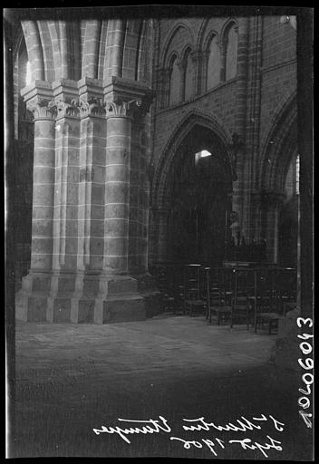 Intérieur : chapiteaux du déambulatoire