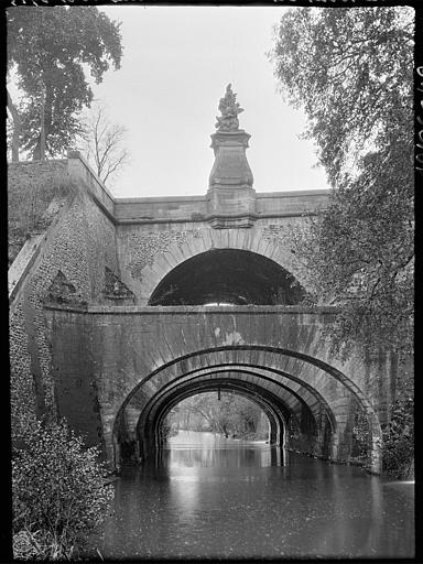 Vue d'ensemble : arches, fontaine