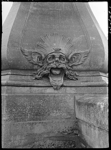 Fontaine de l'est : mascaron en forme de tête