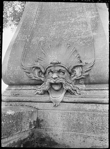 Fontaine de l'est : mascaron en forme de tête