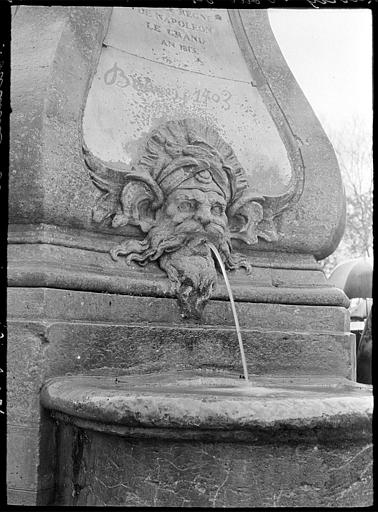 Fontaine de l'ouest : mascaron en forme de tête