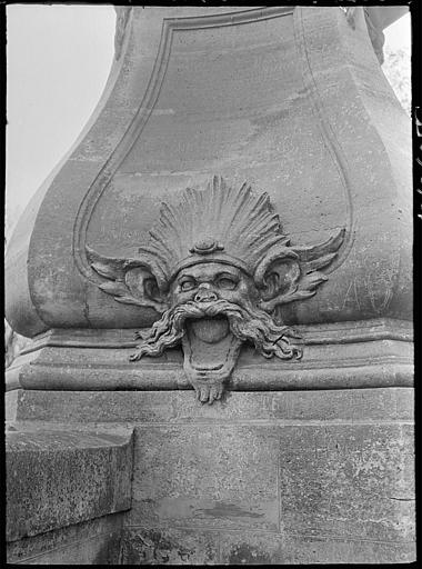 Fontaine de l'ouest : mascaron en forme de tête