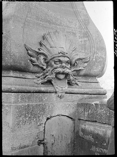 Fontaine de l'ouest : mascaron en forme de tête