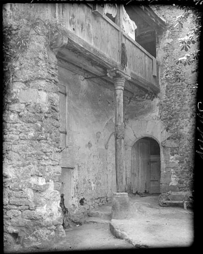 Cour intérieure : porte d'entrée, loggia