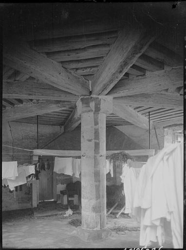 Intérieur du pigeonnier : linge étendu sous la charpente