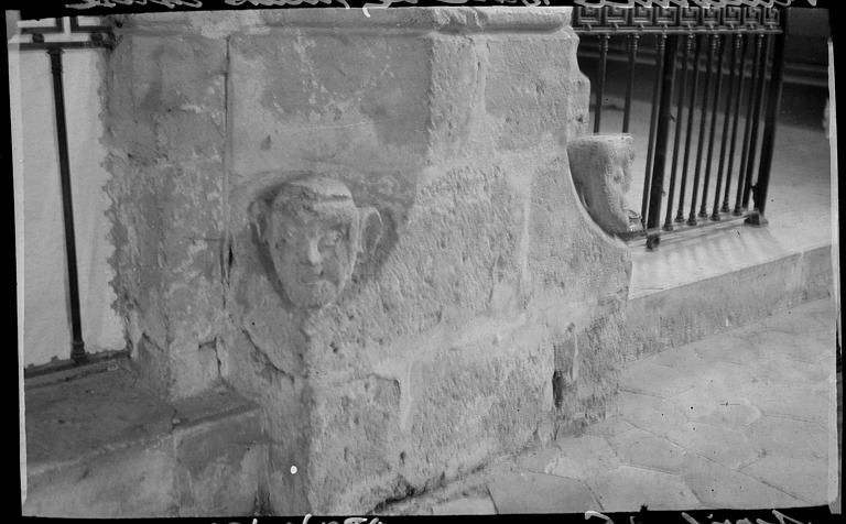 Base d'un pilier du transept : têtes sculptées