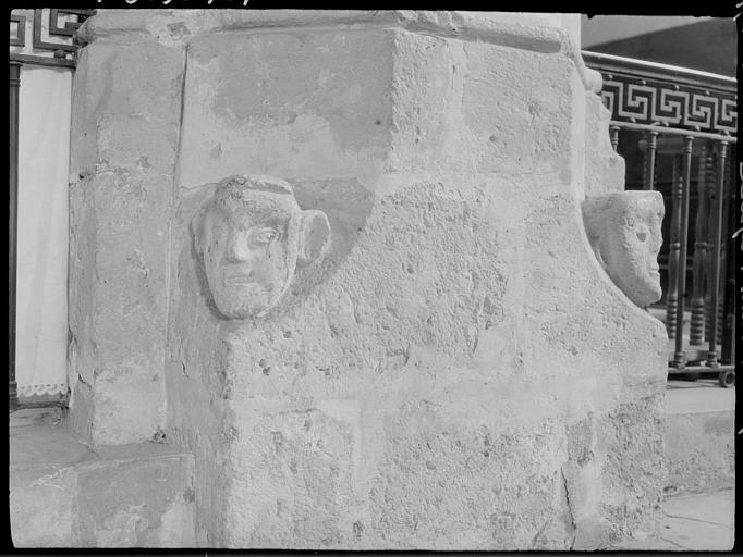 Base d'un pilier du transept : têtes sculptées