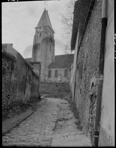 Clocher depuis une ruelle