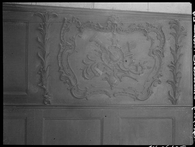 Boiserie sculptée, instruments de musique