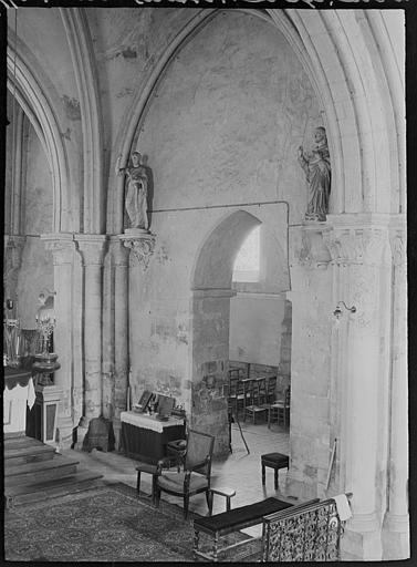 Intérieur : entrée d'une chapelle, statues de saints