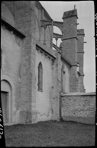 Façade latérale, contreforts