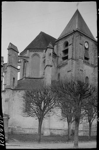 Clocher et abside depuis une place