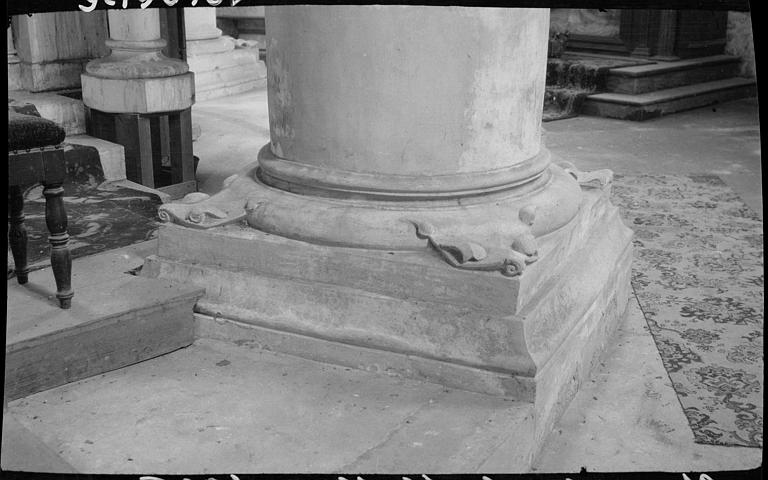 Intérieur : base sculptée d'une colonne du choeur