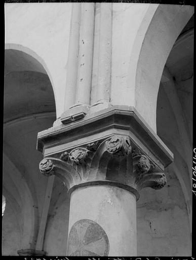 Intérieur : chapiteau de la nef, feuillages