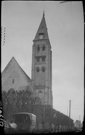 Clocher depuis une rue, automobile