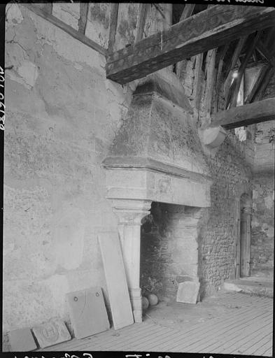 Ancienne salle des fêtes : cheminée