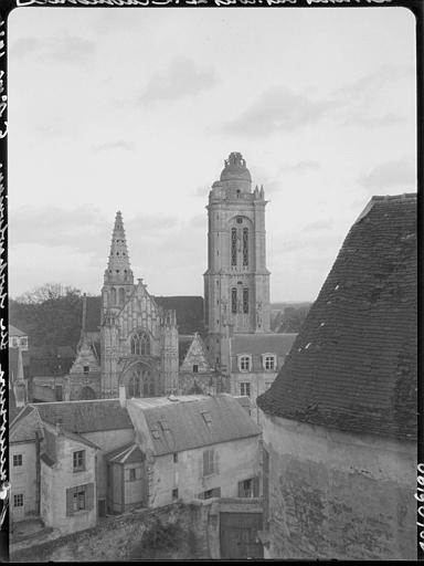 Clocher et flèche pris des toitures de la cathédrale