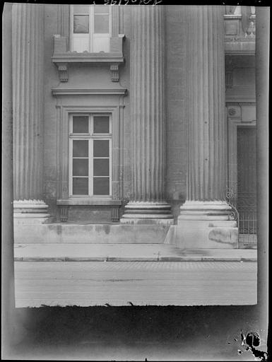 Pavillon : détail d'une façade, colonnes et fenestrage