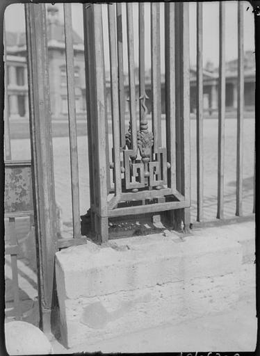 Détail de la grille en fer forgé, séparant la cour de l'avant-cour