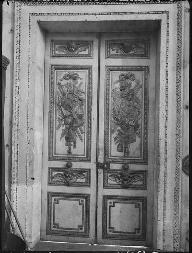 Porte d'entrée de la sacristie de la chapelle : boiseries