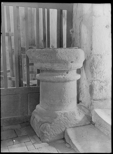 Intérieur : bénitier