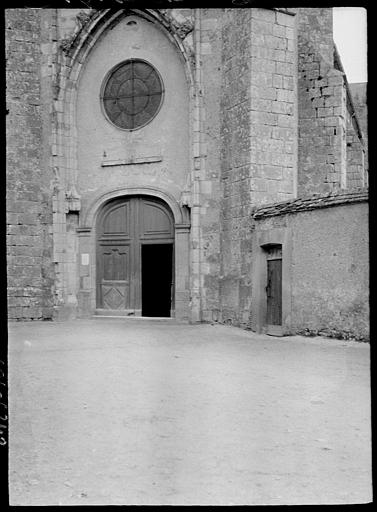 Façade principale, portail et rose