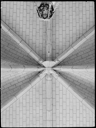 Clef de voûte sous le clocher du transept