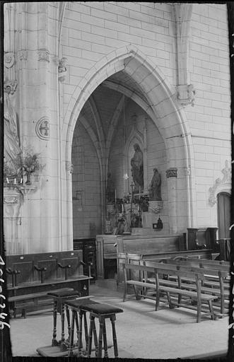 Intérieur: la nef et aperçu d'une chapelle