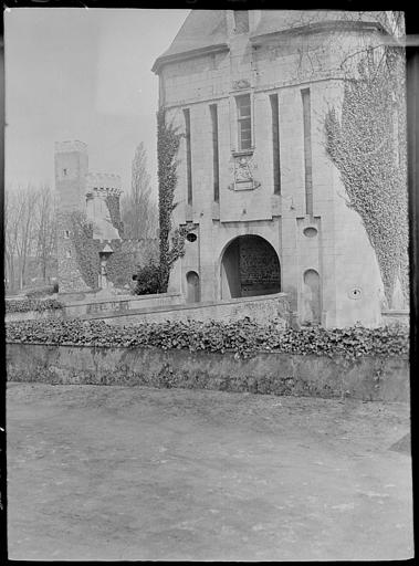 Tour d'entrée à l'est