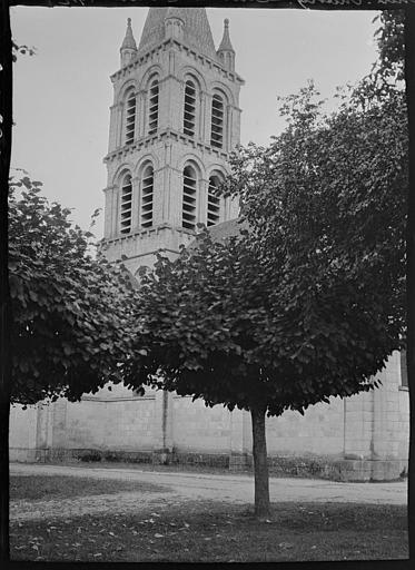 Clocher depuis une place