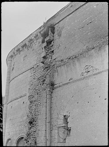 Colonne et chapiteau abîmé sur mur extérieur