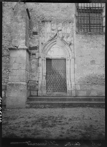 Façade sud : porte au gable en accolade