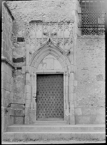 Façade sud : porte au gable en accolade