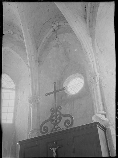 Chapelle de gauche près du choeur : croix en fer