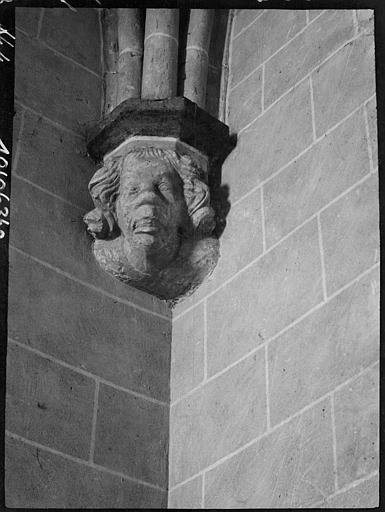 Transept de gauche : culot de retombée de voûte, tête