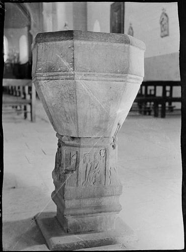 Intérieur : bénitier au pied sculpté