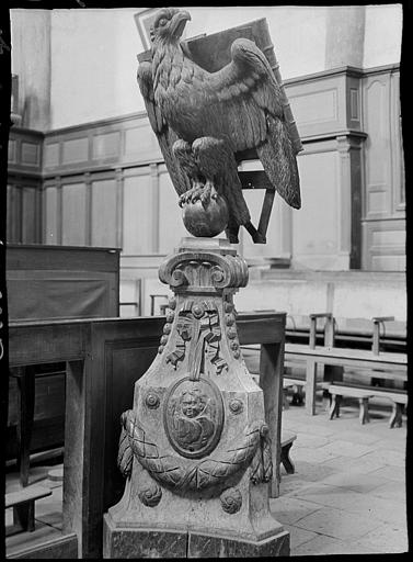 Intérieur : pupitre orné d'un aigle