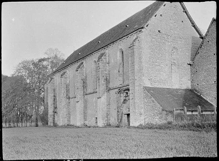 Chapelle : façade latérale à contreforts