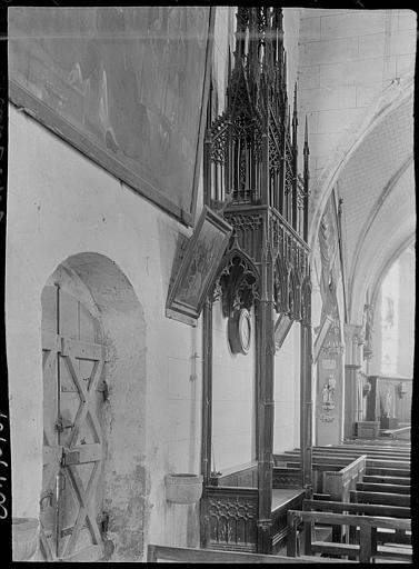 Intérieur : banc du XVe avec un dais à triple clocheton, provenant de la Sainte Chapelle de Bourges