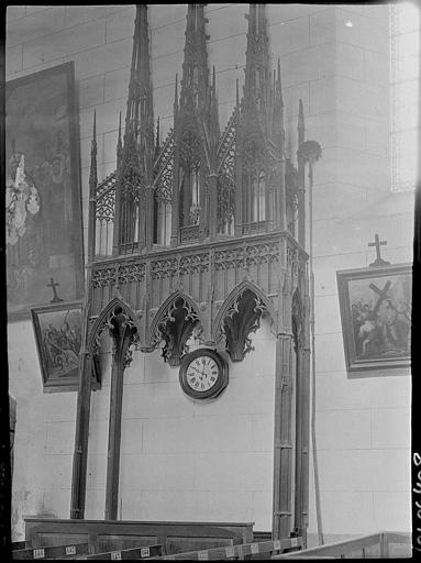 Intérieur : banc du XVe avec un dais à triple clocheton, provenant de la Sainte Chapelle de Bourges