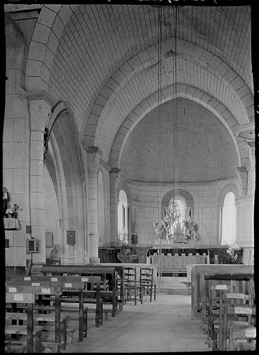 Intérieur : la nef vers le choeur