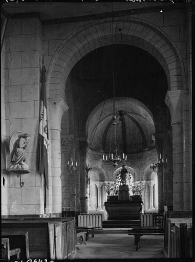 Intérieur : la nef vers le choeur, statue d'un ange