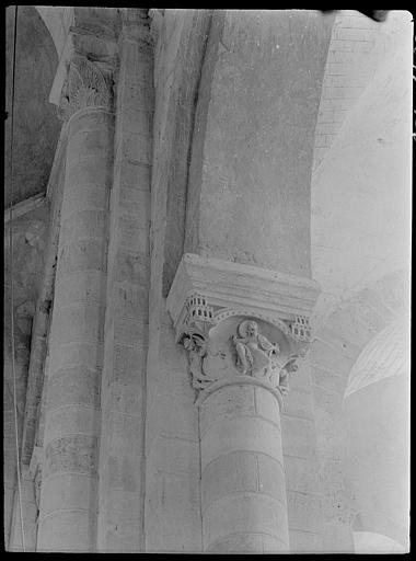 Intérieur : chapiteau de la nef, personnages